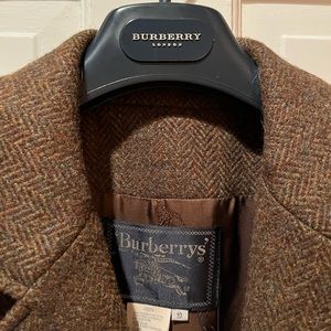 Gorgeous Burberrys wool tweed coat